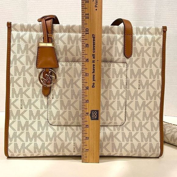 LIKE NEW - Michael Kors Darien Travel Tote Vanilla Acorn w/ Wallet - Picture 10 of 10
